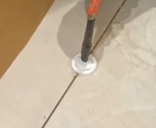桂平瓷砖空鼓维修公司专业解答瓷砖在铺贴过程中，如果没有涂抹均匀到位的粘结材料（如水泥砂浆或瓷砖胶），可能会导致以下问题