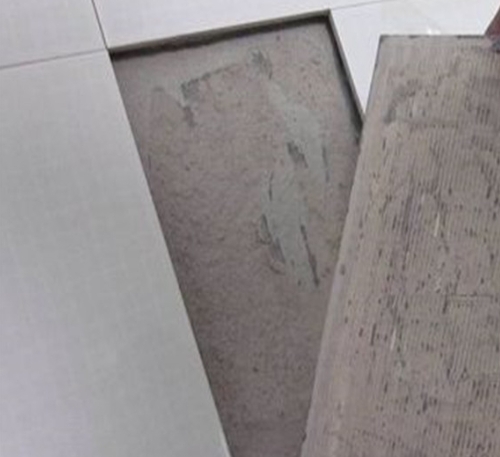 桂平瓷砖空鼓维修公司分享瓷砖铺贴时如果打浆（即涂抹在瓷砖背面和基层上的砂浆或瓷砖胶）过少，会带来以下问题